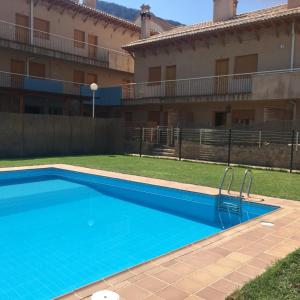 una piscina azul frente a un edificio en Casa Elvira, en Arroyo Frío