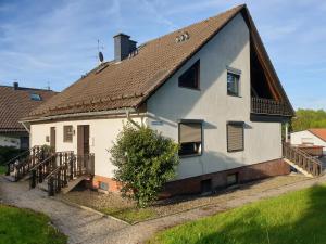 ein großes weißes Haus mit braunem Dach in der Unterkunft Ferienwohnung Nana in Braunlage