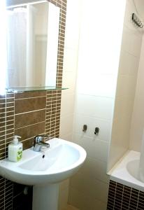 uma casa de banho com um lavatório e um espelho em Apartamento de dos dormitorios junto a Mojácar Playa em Garrucha