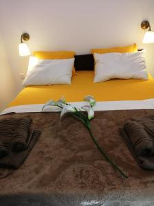 A bed or beds in a room at TOTANI LUX