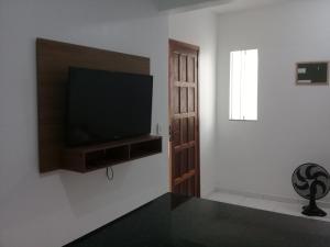 En tv och/eller ett underhållningssystem på Cantinho aconchegante 2 quartos, com ar condicionado