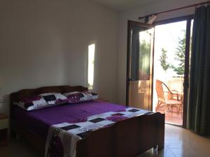 1 dormitorio con 1 cama y puerta que da a un patio en Hotel Moris, en Durrës