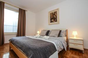 Postel nebo postele na pokoji v ubytování Apartment Gala with balcony and private parking
