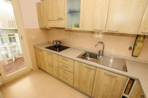 Kuchyň nebo kuchyňský kout v ubytování Apartment Gala with balcony and private parking