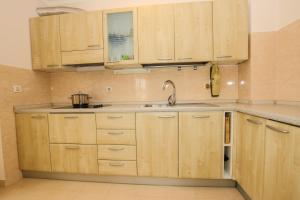 Kuchyň nebo kuchyňský kout v ubytování Apartment Gala with balcony and private parking