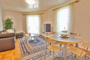 TV a/nebo společenská místnost v ubytování Apartment Gala with balcony and private parking
