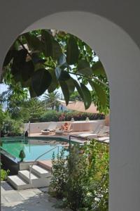 un arco que conduce a una piscina en un complejo en Il Gabbiano Relais in Stromboli, en Stromboli