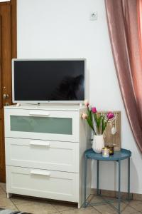 uma televisão em cima de uma cómoda com uma mesa em Anastasia’s House em Kissamos