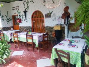 Restoran või mõni muu söögikoht majutusasutuses Alojamiento Casa de campo los Cactus