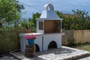 Το κτήριο όπου στεγάζεται  η παραθεριστική κατοικία