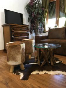 salon z kanapą, stołem i krzesłami w obiekcie Chata Adriana w Starej Leśnej