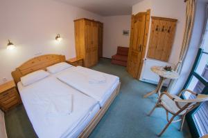 Una cama o camas en una habitación de Pension Pohoda