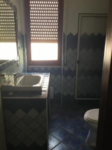 カーラゴノネにあるappartamento Oleandroのバスルーム(洗面台、トイレ付)