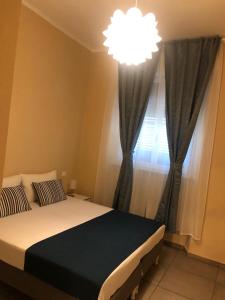 een slaapkamer met een groot bed en een kroonluchter bij PARADISE INN in Livorno