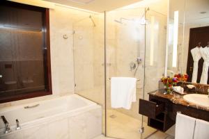Koupelna v ubytování Bab Al Qasr Hotel
