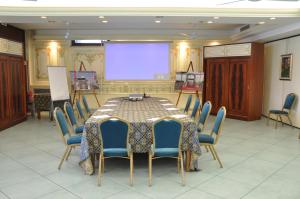 een vergaderzaal met een tafel en stoelen en een projectiescherm bij Hotel Marina in Viverone