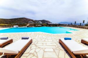 Bazén v ubytování Cavo Blue Villas nebo v jeho okolí