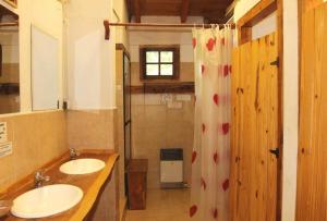 Koupelna v ubytování Los Coihues camping & hostel + 37 fotografií