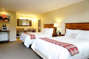 Llit o llits en una habitació de Moose Creek Inn