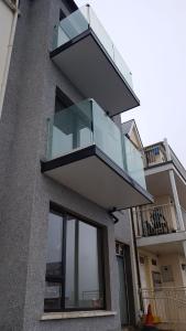 En balkon eller terrasse på Portrush Marine Apartments flat 5