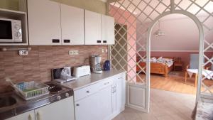 A kitchen or kitchenette at Hevizquelle Apartments