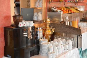 Zestaw do parzenia kawy i herbaty w obiekcie Pension Restaurant Rosenberg