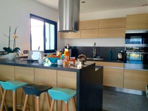 Η κουζίνα ή μικρή κουζίνα στο Villa entre Mer et Montagne...