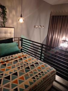 ein Schlafzimmer mit einem Bett mit einer farbenfrohen Tagesdecke in der Unterkunft Shofiya Guesthouse Solo in Solo