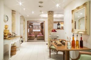 Ruang duduk di Hotel Riedl im Zillertal