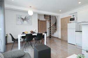 een keuken en een woonkamer met een tafel en stoelen bij Villa Silver in Starigrad-Paklenica