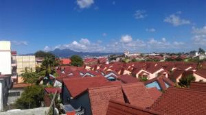 ein Blick auf die Dächer der Häuser in einer Stadt in der Unterkunft T2 à deux pas de la plage, résidence Anse Plage in Les Trois-Îlets