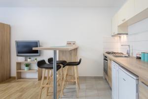 Kuchyňa alebo kuchynka v ubytovaní Apartmani Mursa