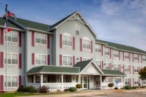 a large building with red and white trim at Country Inn & Suites by Radisson, Waterloo, IA in Waterloo