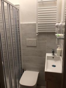 een kleine badkamer met een toilet en een wastafel bij PARADISE INN in Livorno