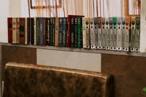 uma estante de livros com uma fila de livros em Hotel Complex Art-Hotel em Ivanovo