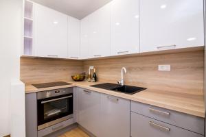 FK Apartments的厨房或小厨房