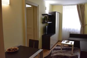 Televízia a/alebo spoločenská miestnosť v ubytovaní Apartment Vikroria - Hálkova 5