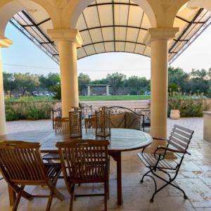 un patio esterno con tavolo e sedie di Villa Pardonise- Puglia-Salento-Casa vacanze a Diso