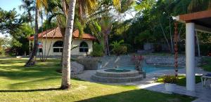 een huis met een zwembad in een tuin bij Villas for Vacation 32-18-6 in Sosúa