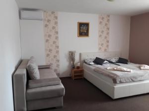 um quarto com uma cama e uma cadeira em Rooms Iva em Korenica