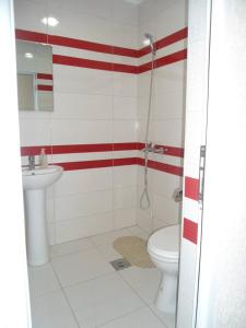 スタル・ドイランにあるApartments Tentoviのトイレと洗面台付きのバスルーム