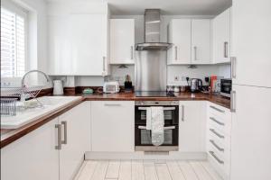Kuchyň nebo kuchyňský kout v ubytování Saltwater Cottage