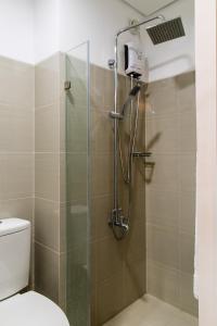 マニラにあるLuxury condo At Shore 1 Tower C1, Mall of Asia Complex Pasay Cityのガラスドア付きのシャワー付きのバスルーム