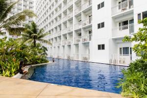 マニラにあるLuxury condo At Shore 1 Tower C1, Mall of Asia Complex Pasay Cityの中庭のスイミングプール +8枚の写真