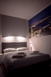 una camera da letto con un letto e asciugamani di Domus Pupetta a Napoli