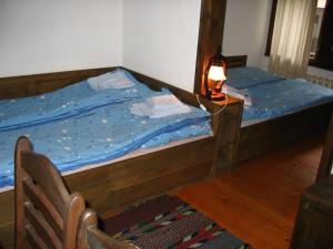 1 dormitorio con 2 camas individuales y lámpara en Мечтаната селска къща на реката със семейство и приятели! en Ribarica