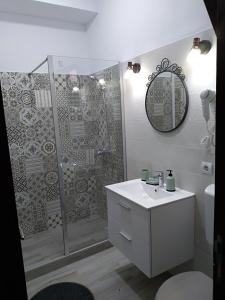 Un baño con ducha, lavabo e inodoro. en Casa Roka, en Eşelniţa 20 fotos más