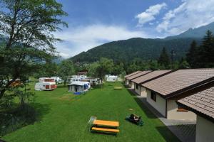 eine Luftansicht auf einen Hof mit Gebäuden und Zelten in der Unterkunft Chalet Presanella in Temù