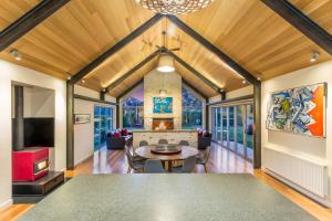 sala de estar con mesa y chimenea en Gucci House, en Queenstown