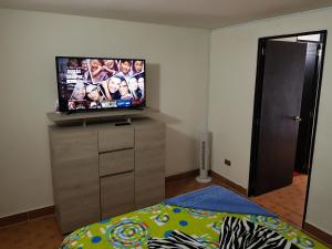 Un televizor și/sau centru de divertisment la New Cozy Apartment in the Poblado, San Lucas
